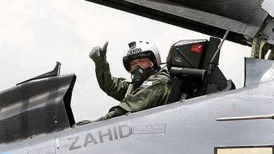 时隔15年再乘SU-30MKM战机 扎希:坐驾驶舱心跳加速